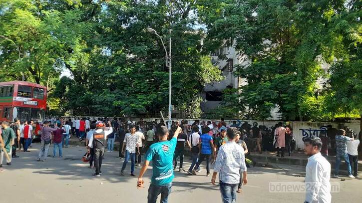 ঢাবি ক্যাম্পাসে ছাত্রলীগের পিটুনিতে ছত্রভঙ্গ কোটাবিরোধীরা ঢাবি ক্যাম্পাসে ছাত্রলীগের পিটুনিতে ছত্রভঙ্গ কোটাবিরোধীরা