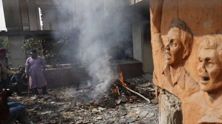 গুলিস্তানে আওয়ামী লীগ অফিসে ভাঙচুর, আগুন