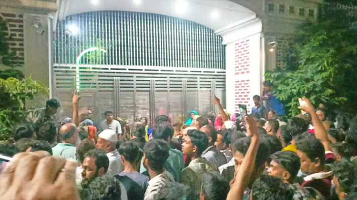 আইভীর বাড়িতে পুলিশ, অনুসারীদের জটলা আইভীর বাড়িতে পুলিশ, অনুসারীদের জটলা