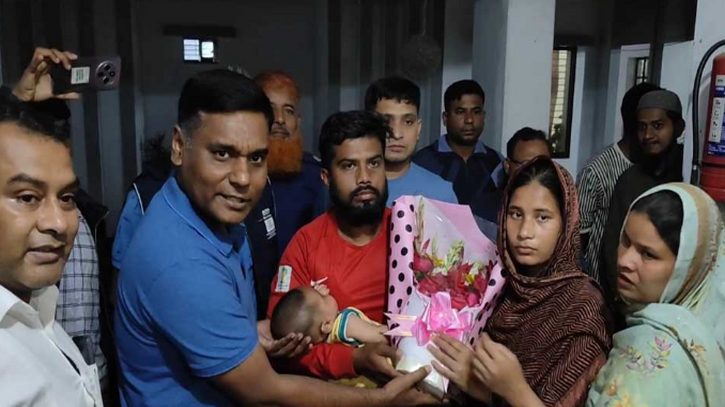 ঠাকুরগাঁও থেকে চুরি হওয়া শিশু গাজীপুরে উদ্ধার ঠাকুরগাঁও থেকে চুরি হওয়া শিশু গাজীপুরে উদ্ধার