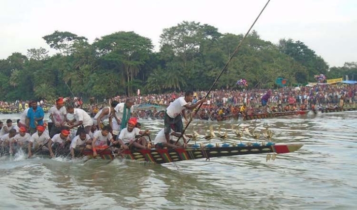 কোটালীপাড়ায় চলছে তিন দিনব্যাপী নৌকা বাইচ উৎসব