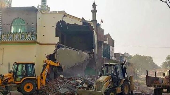ভারতে পুলিশি পাহারায় ভাঙা হলো ১৮০ বছর পুরোনো মসজিদের একাংশ ভারতে পুলিশি পাহারায় ভাঙা হলো ১৮০ বছর পুরোনো মসজিদের একাংশ