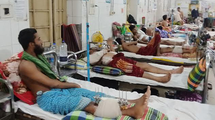 সহিংসতায় আহত ২৪০ জন ঢামেকে, কয়েকজনের অবস্থা আশঙ্কাজনক সহিংসতায় আহত ২৪০ জন ঢামেকে, কয়েকজনের অবস্থা আশঙ্কাজনক