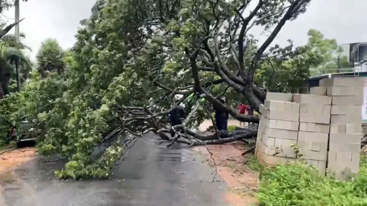 ভারতের অন্ধ্র উপকূলে মোনথার আঘাত, ১ জনের মৃত্যু ভারতের অন্ধ্র উপকূলে মোনথার আঘাত, ১ জনের মৃত্যু