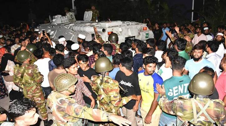 নবীকে নিয়ে ‘কটূক্তি’: পুলিশ কার্যালয়ে ঢুকে তরুণকে গণপিটুনি নবীকে নিয়ে ‘কটূক্তি’: পুলিশ কার্যালয়ে ঢুকে তরুণকে গণপিটুনি