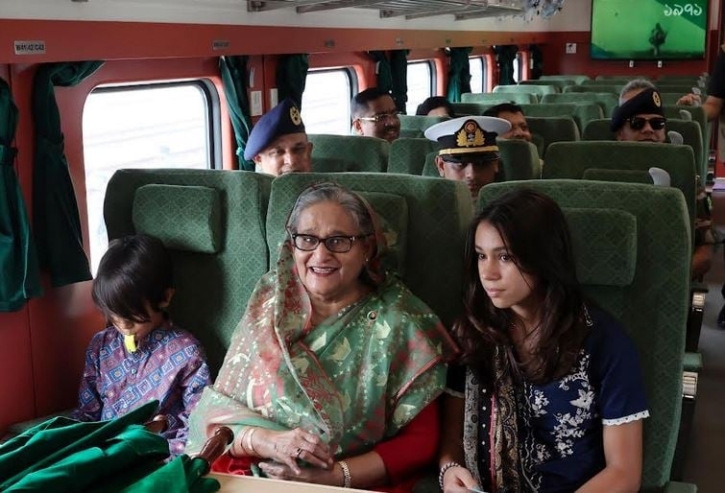 ট্রেনে চড়ে প্রধানমন্ত্রীর পদ্মা পাড়ি ট্রেনে চড়ে প্রধানমন্ত্রীর পদ্মা পাড়ি