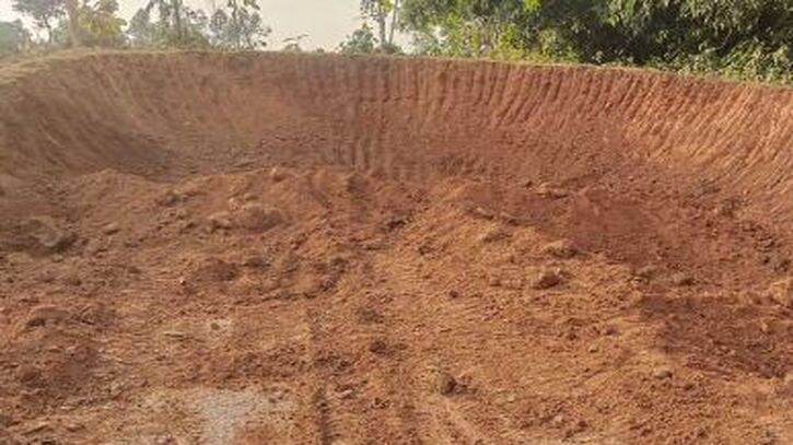 টাঙ্গাইলে পাহাড় কেটে মাটি বিক্রির মহোৎসব টাঙ্গাইলে পাহাড় কেটে মাটি বিক্রির মহোৎসব
