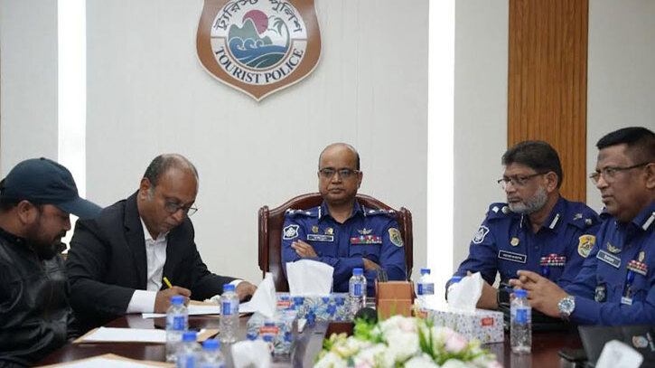 ট্যুরিস্ট পুলিশের কাছে হতাশার কথা বলেন পর্যটকরা ট্যুরিস্ট পুলিশের কাছে হতাশার কথা বলেন পর্যটকরা