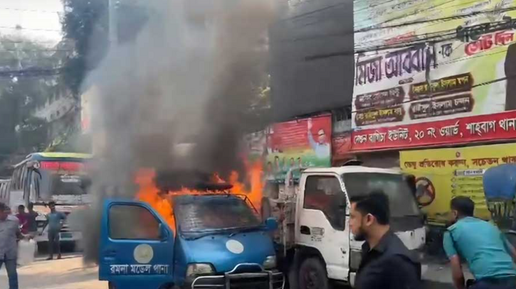 রমনা থানার সামনে পুলিশের গাড়িতে আগুন, উত্তরায় মাইক্রোবাসে