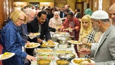 মুসলিম সহকর্মীদের সম্মানে ২৫ অমুসলিমের উপবাস