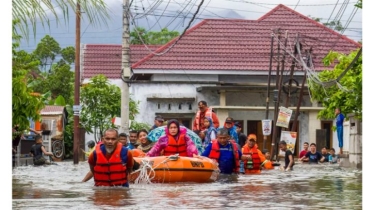 ইন্দোনেশিয়ায় বন্যায় মৃতের সংখ্যা বেড়ে ৭১২