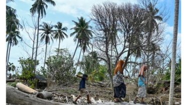 ত্রাণ বিতরণে ধীরগতিতে ইন্দোনেশিয়ায় বন্যাদুর্গতদের ক্ষোভ