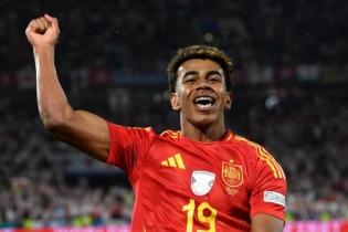 ইয়ামালের হ্যাটট্রিকে বার্সার দাপট