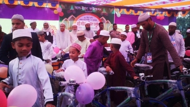 ৪০ দিন জামাতে নামাজ পড়ে সাইকেল পেল ৩৭ শিশু