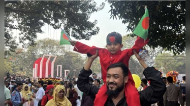 শহীদ মিনারে সর্বস্তরের মানুষের ঢল