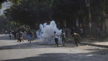 ৩২ নম্বরে বুলডোজার ফেলে পালিয়েছে চালক