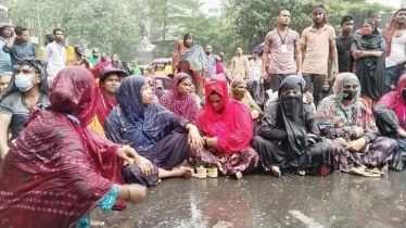 বৃষ্টিতে ভিজেও বকেয়া বেতনের দাবিতে টিএনজেড শ্রমিকদের বিক্ষোভ