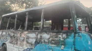 ঢাকা-চট্টগ্রাম মহাসড়কে থামিয়ে রাখা মিনিবাসে আগুন