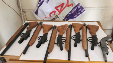 কবরস্থানে কাগজে মোড়ানো প্যাকেটে মিলল ৬ আগ্নেয়াস্ত্র