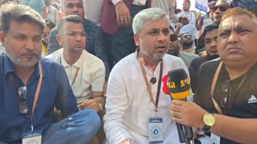 বিটিআরসির সামনের সড়ক অবরোধ করলেন মোবাইল ব্যবসায়ীরা