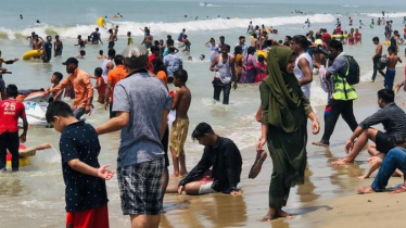 সুনসান নিরবতা ভেঙে পর্যটকদের পদচারণায় মুখর কক্সবাজার সমুদ্র সৈকত