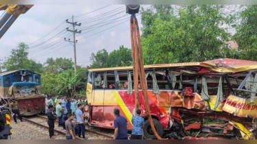 বাস-ট্রেন সংঘর্ষে ১২ মৃত্যু: ২ গেইটম্যানের বিরুদ্ধে মামলা