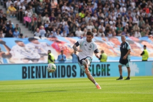 ছোটবেলায় ইংরেজি না শেখায় মেসির আক্ষেপ