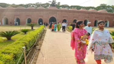 বাগেরহাটের ষাটগম্বুজ ক্যাম্পাসকে ঘিরে পর্যটকদের উপচেপড়া ভিড়
