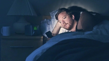 ঘুমের আগে ফোন ব্যবহার, নীরবে বাড়ছে মানসিক ও শারীরিক স্বাস্থ্যঝুঁক