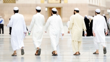 নামাজরত ব্যক্তির সামনে দিয়ে যাওয়ার বিধান