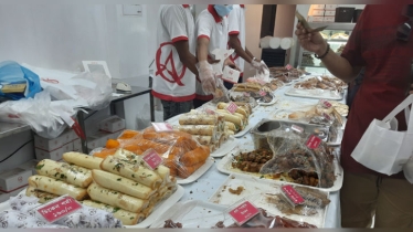 বেইলি রোডে বাহারি ইফতারির পসরা