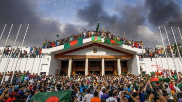 শাহবাগ মোড়ে ‘জুলাই সনদ’-এর দাবিতে অবরোধ, যান চলাচল বন্ধ
