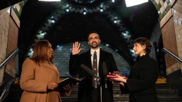 নিউ ইয়র্কের মেয়র হিসেবে কোরান ছুঁয়ে শপথ নিলেন জোহরান মামদানি