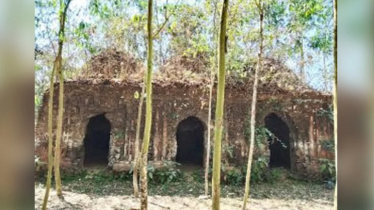 ধ্বংসস্তূপে পরিণত হওয়া যে মসজিদে শুধুমাত্র ঈদের নামাজ আদায় করা হয়