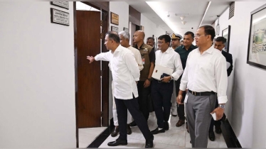 সচিবালয়ের বিভিন্ন মন্ত্রণালয়ে আকস্মিক পরিদর্শনে প্রধানমন্ত্রী