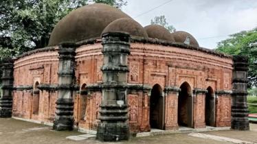 প্রাচীন স্থাপত্যের নিদর্শন ঘোড়াঘাট সুরা মসজিদ সংস্কারের দাবি
