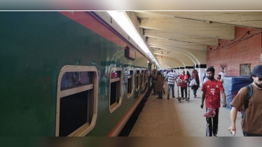 নির্ধারিত সময়েই ছাড়ছে ট্রেন, রয়েছে `স্ট্যান্ডিং টিকেটের` চাপ