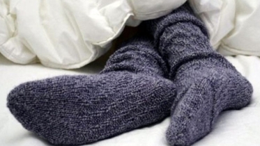 শীতে মোজা পরে ঘুম: ডেকে আনছে ৩ অদৃশ্য সমস্যা