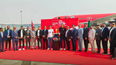 ঢাকায় এসেছে ফুটবল বিশ্বকাপের ট্রফি