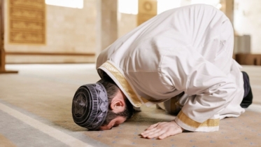 বিজয় ও সাফল্যে সিজদার মাধ্যমে শুকরিয়া আদায়