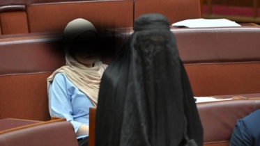 বোরকা নিষিদ্ধে ব্যর্থ হয়ে বোরকা পরে পার্লামেন্টে প্রবেশ,