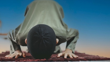 শীতের কারণে চাদরের ভেতর হাত রেখে নামায আদায়