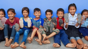 বাচ্চারা উল্টো জুতা পরতে পছন্দ করে কেন?