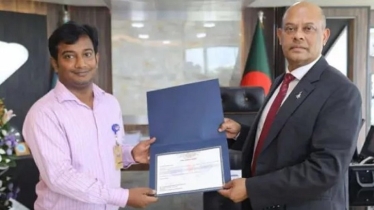 পাইলটকে সতর্ক করে দুর্ঘটনা এড়ালেন জাহিদুল, পেলেন সম্মাননা
