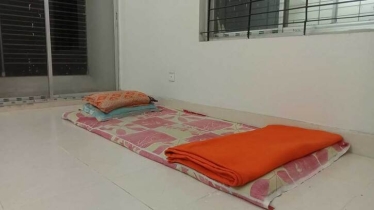 নতুন হল ভবনের দাবি: কর্মচারীদের ফ্ল্যাটে রাত্রিযাপন শিক্ষার্থীদের