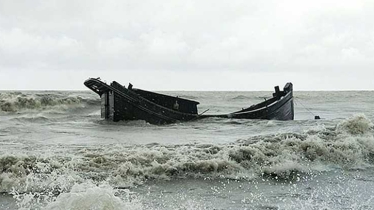 বৈরী আবহাওয়ার কারণে হাতিয়া দ্বীপে নৌ-যোগাযোগ বন্ধ ঘোষণা