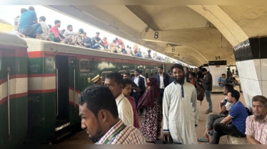 ঈদ যাত্রা: অতিরিক্ত যাত্রী নিয়ে ঢাকা ছাড়ছে ট্রেন