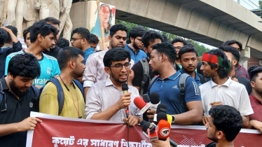 কুয়েট উপাচার্যের পদত্যাগে নেচে–গেয়ে শিক্ষার্থীদের বিজয় মিছিল