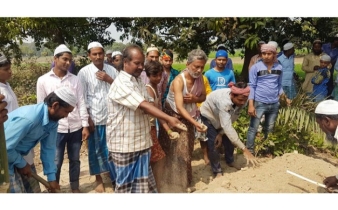 দাফনের সময় উভয় হাত ভরে তিনবার কবরে  মাটি দেওয়া