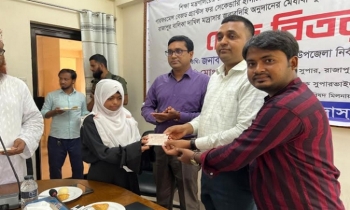 পটুয়াখালীতে মেধাবী ও সুবিধাবঞ্চিত শিক্ষার্থীদের মাঝে চেক বিতরণ